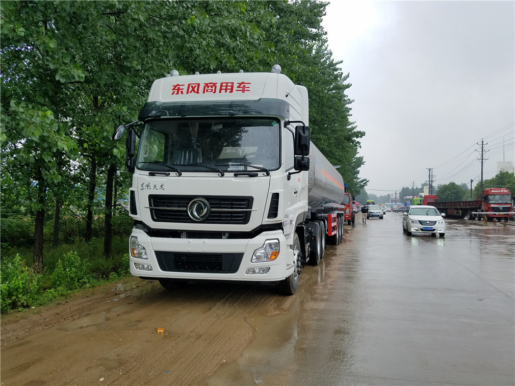 三橋半掛CLW9402GYYLV鋁合金運(yùn)油車(chē)圖片4